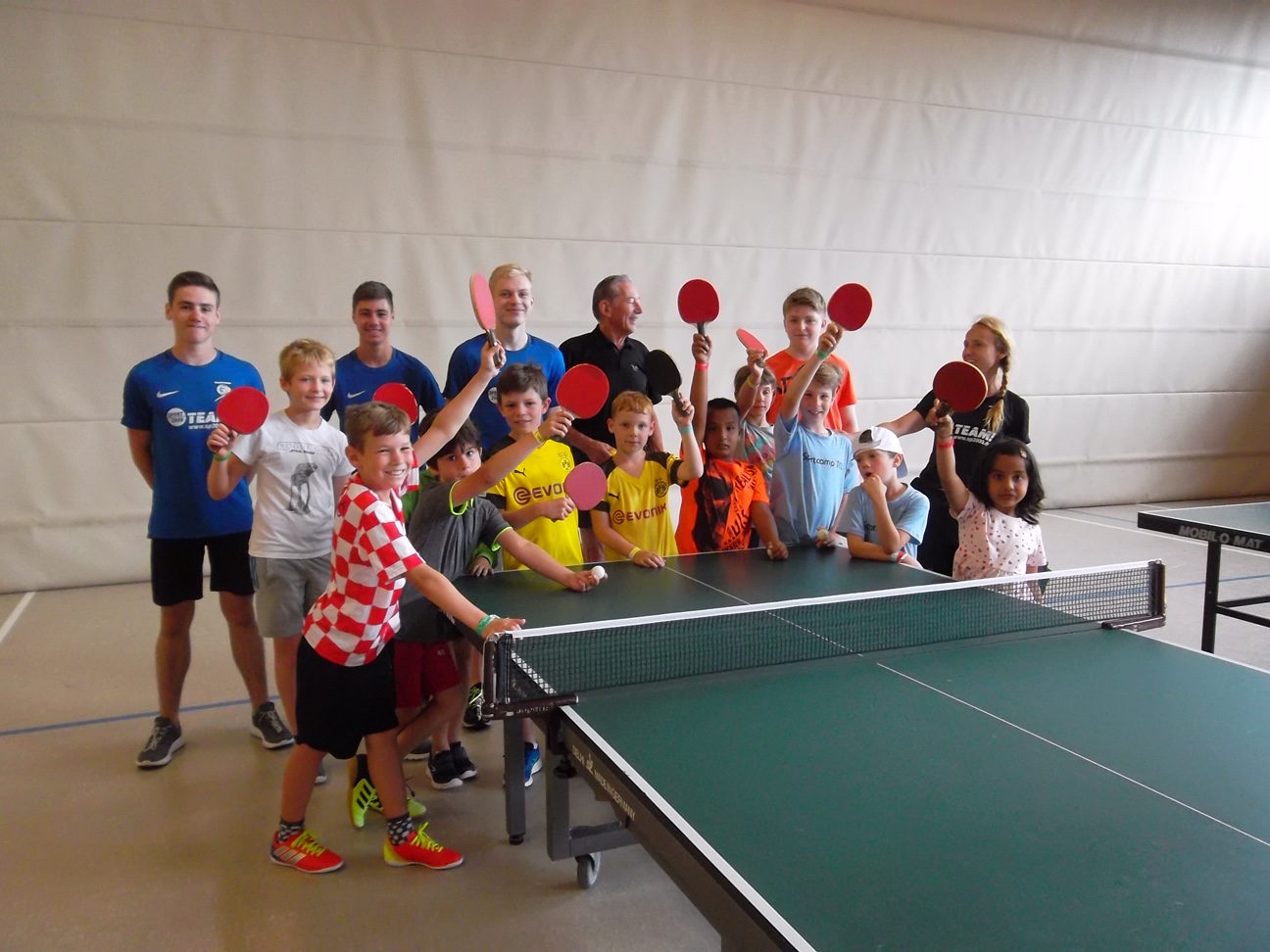 TCL Gruppe vor dem Tischtennistraining 2019 mit Lothar Zickert DJK